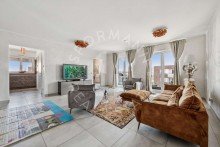 Wohnzimmer Hochwertige 4-Zimmer-Wohnung mit zwei Balkonen in gefragter Wohnlage