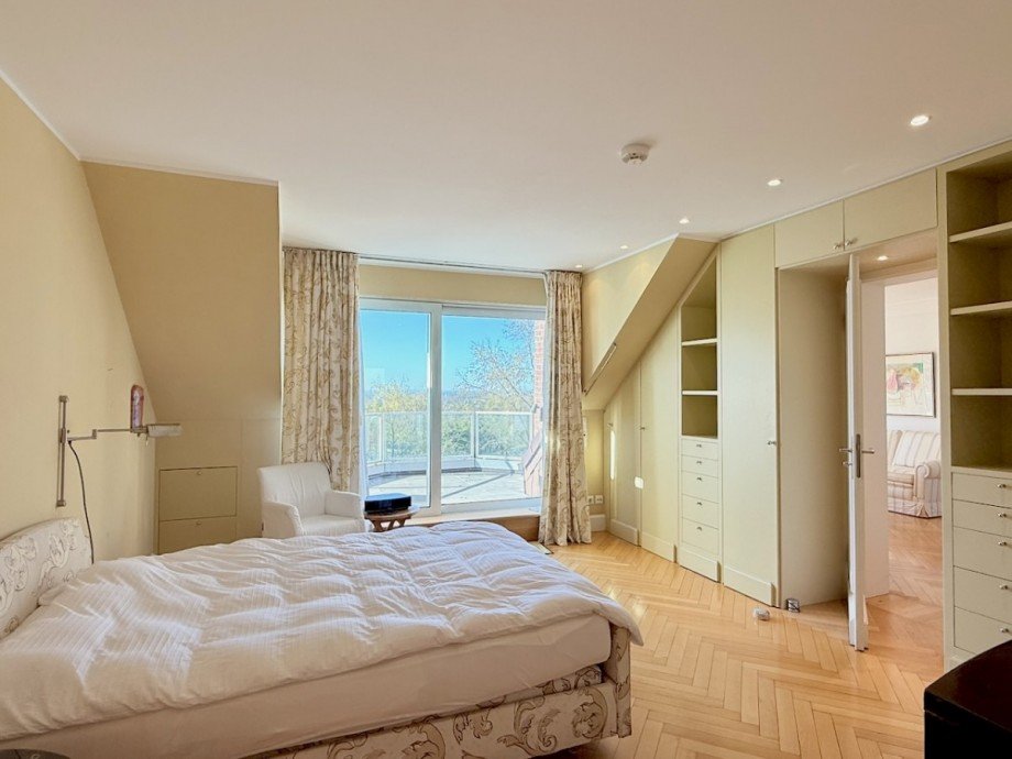 Hauptschlafzimmer mit S�dbalkon Maisonettewohnung D�sseldorf