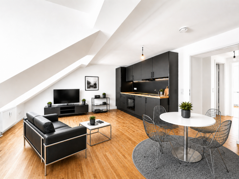 Wohn-/Esszimmer D�sseldorf Dachgeschosswohnung Ideal geschnittenes 2-Zimmer-Apartment - saniert und mit Einbauk�che