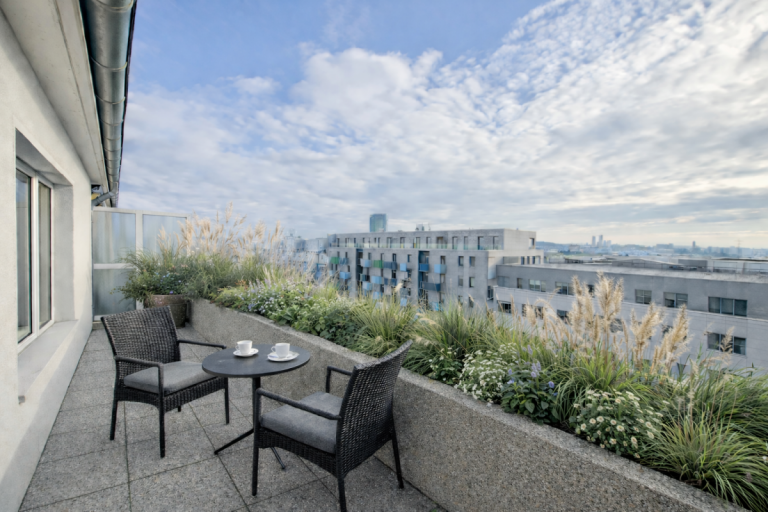 Terrasse mit Weitblick D�sseldorf Dachgeschosswohnung Einzigartiges City-Apartment mit Sonnen-Dachterrasse - Klimaanlage und Aufzug- Stellplatz m�glich