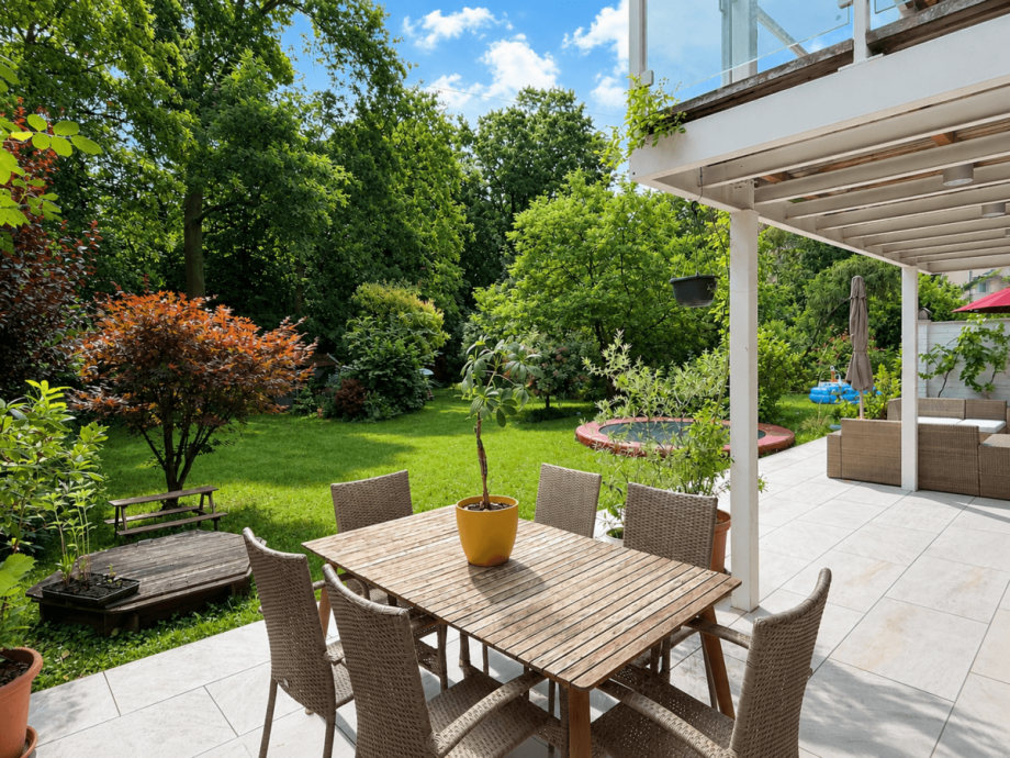 traumhafter Garten Maisonettewohnung D�sseldorf