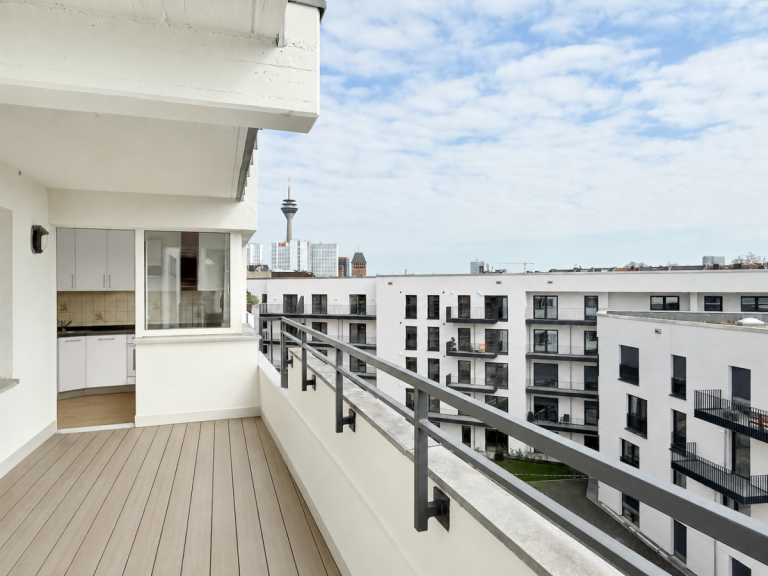 Balkon mit Blick zum Fernsehturm D�sseldorf Etagenwohnung Lage, Lage, Lage - Urbanes Familienwohnen im Lorettoviertel - Rarit�t mit Potenzial
