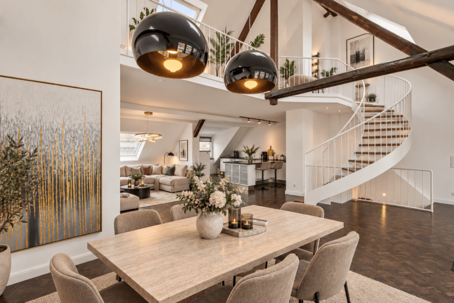 Offener Wohn- und Essbereich mit freigelegten Balken Maisonettewohnung D�sseldorf