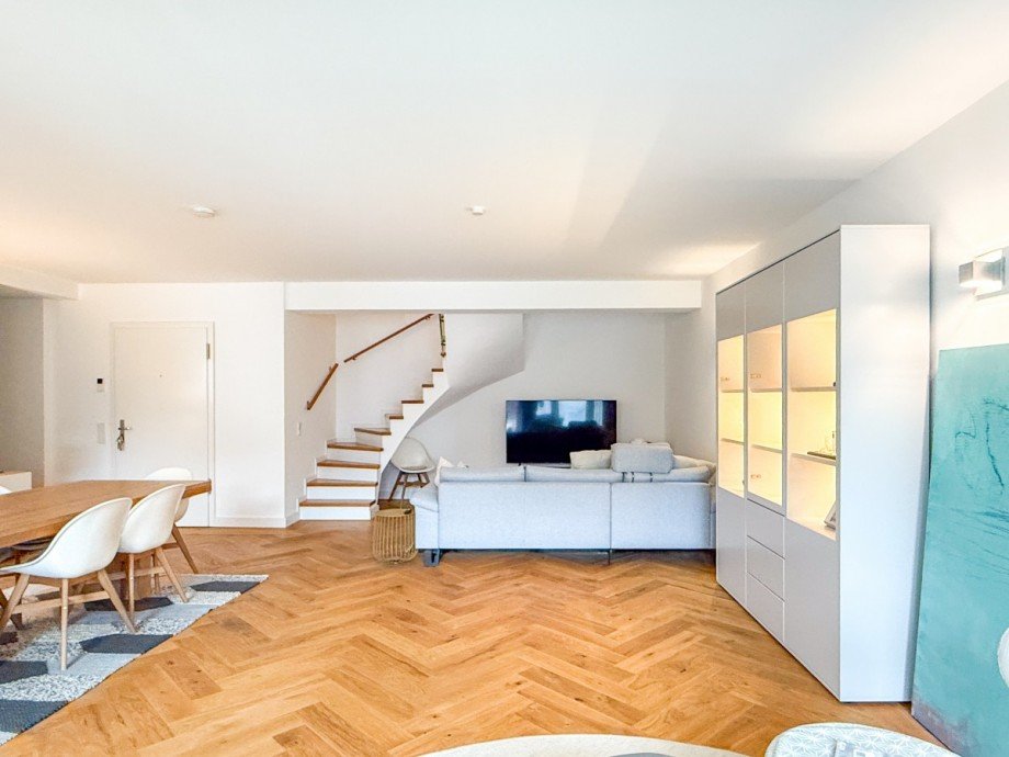 Wohnbereich und Aufgang Etagenwohnung D�sseldorf