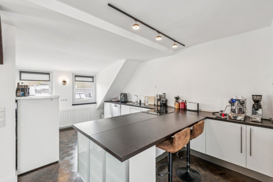 Offener Kubereich mit Theke Maisonettewohnung D�sseldorf