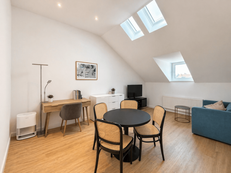 Wohn- und Esszimmer D�sseldorf Dachgeschosswohnung Moderne 2-Zi.-Whg. mit Charme - m�bliert & offene K�che