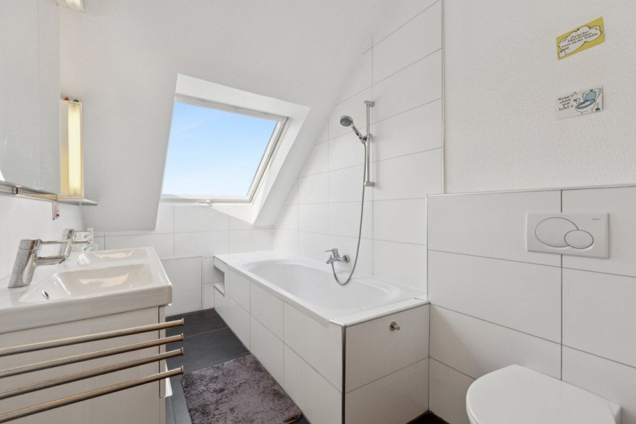 modernes Wannenbad im Dachgeschoss Maisonettewohnung D�sseldorf