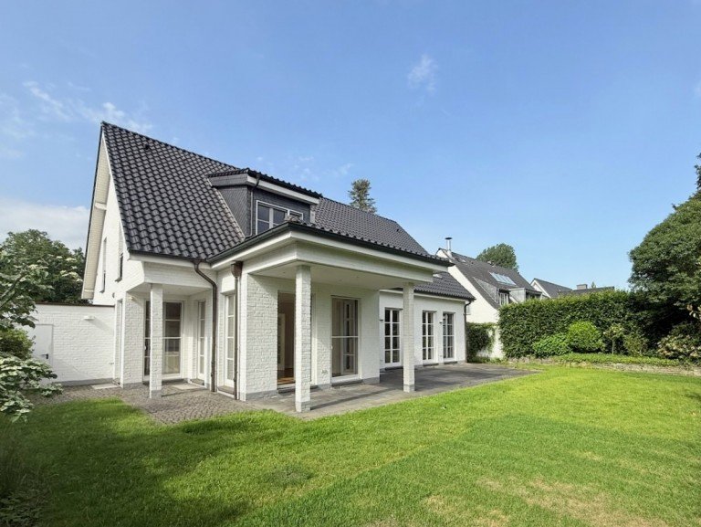 R�ckansicht D�sseldorf Villa Wei�e Siedlung - Gro�z�gige und renovierte Familien-Villa mit Garten und zwei Garagen