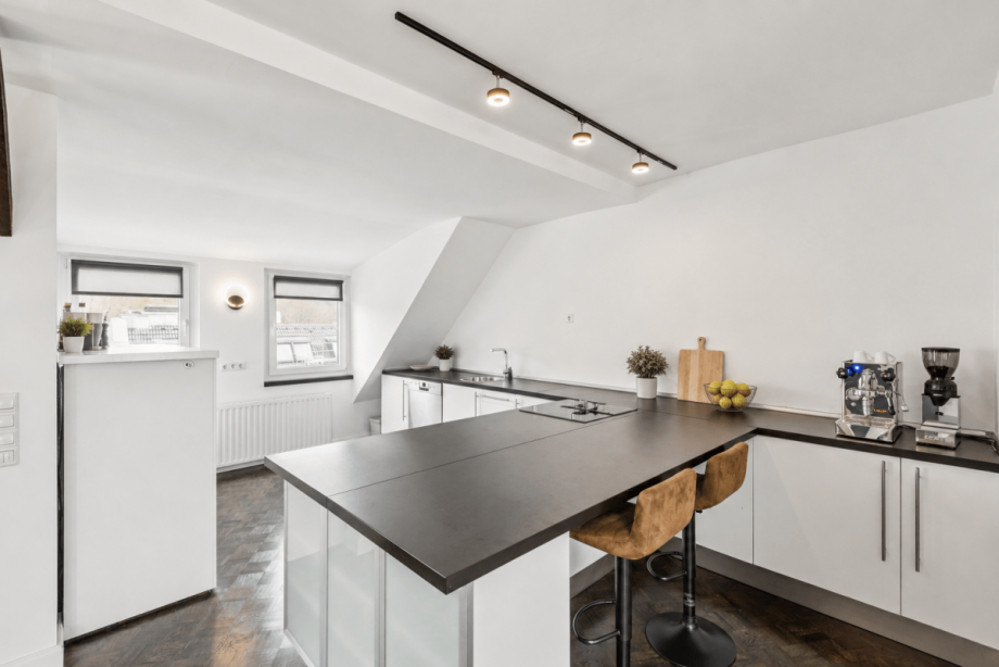 Offener Kubereich mit Theke Maisonettewohnung D�sseldorf