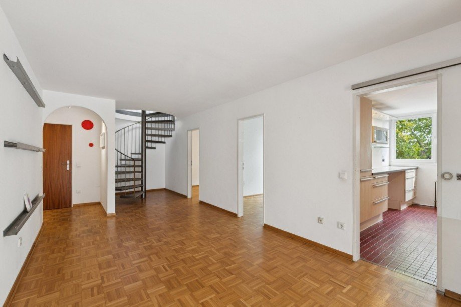 Diele mit ansprechender Wendeltreppe Maisonettewohnung D�sseldorf