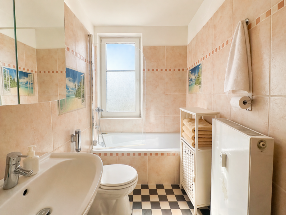 Wannenbad mit Tageslicht Wohnung D�sseldorf