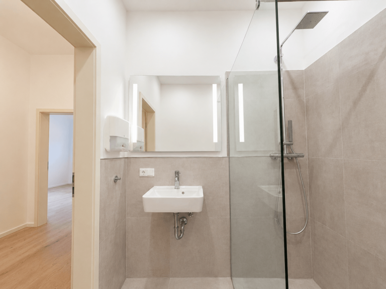 Badezimmer D�sseldorf Erdgeschosswohnung Unterbilk: Zwei Einheiten, eine Fl�che. Wohnung + Ladenlokal, 3,20m Deckenh�he