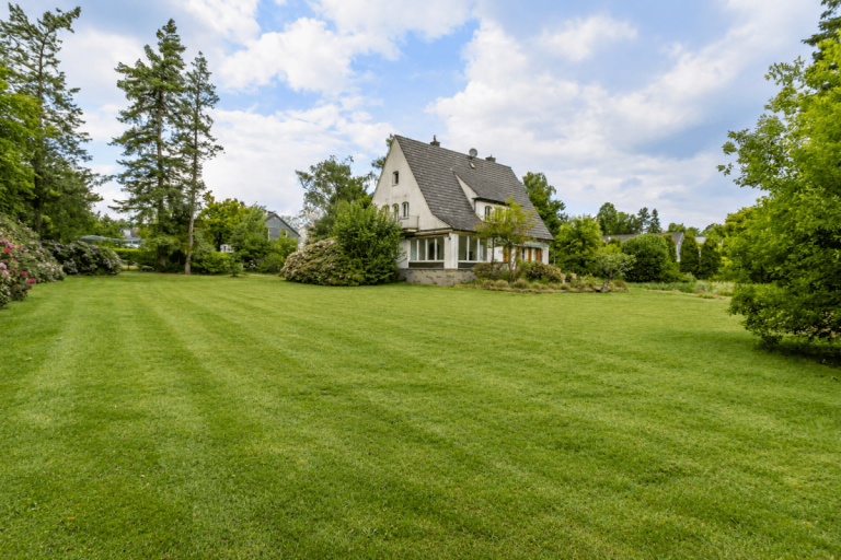 Hauptbild: Viel Raum f�r Ihre Ideen: Gro�z�giges Villenanwesen mit ca. 4.500 m� Grundst�ck in Ratingen Lintorf