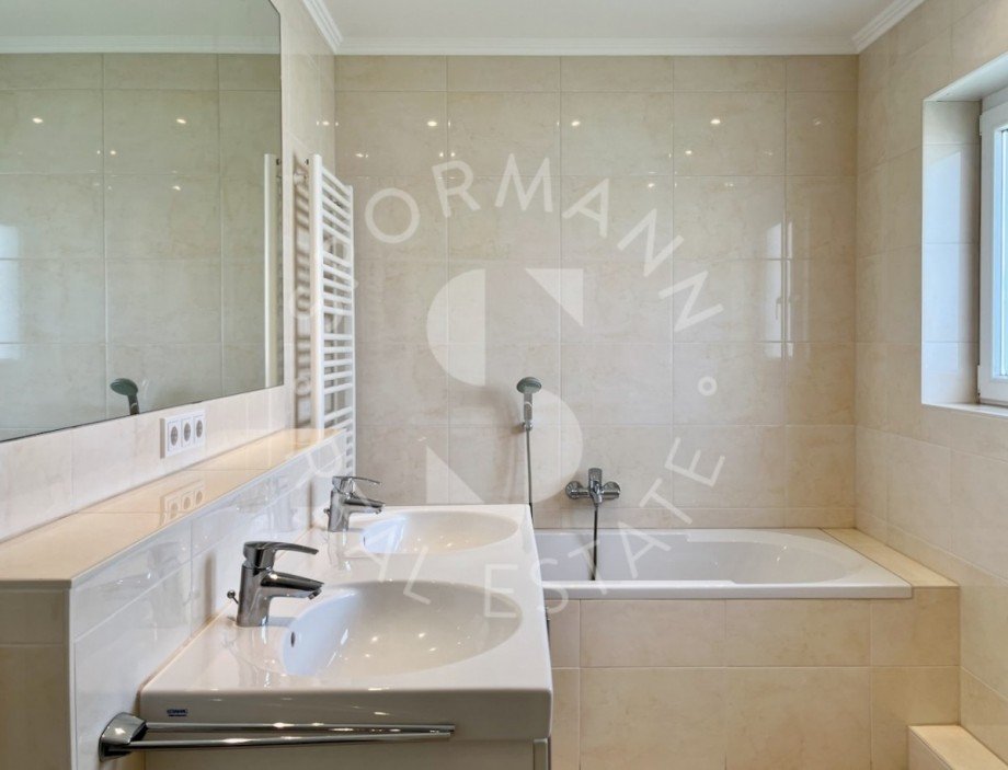 Masterbad mit Dusche und Wanne Einfamilienhaus D�sseldorf