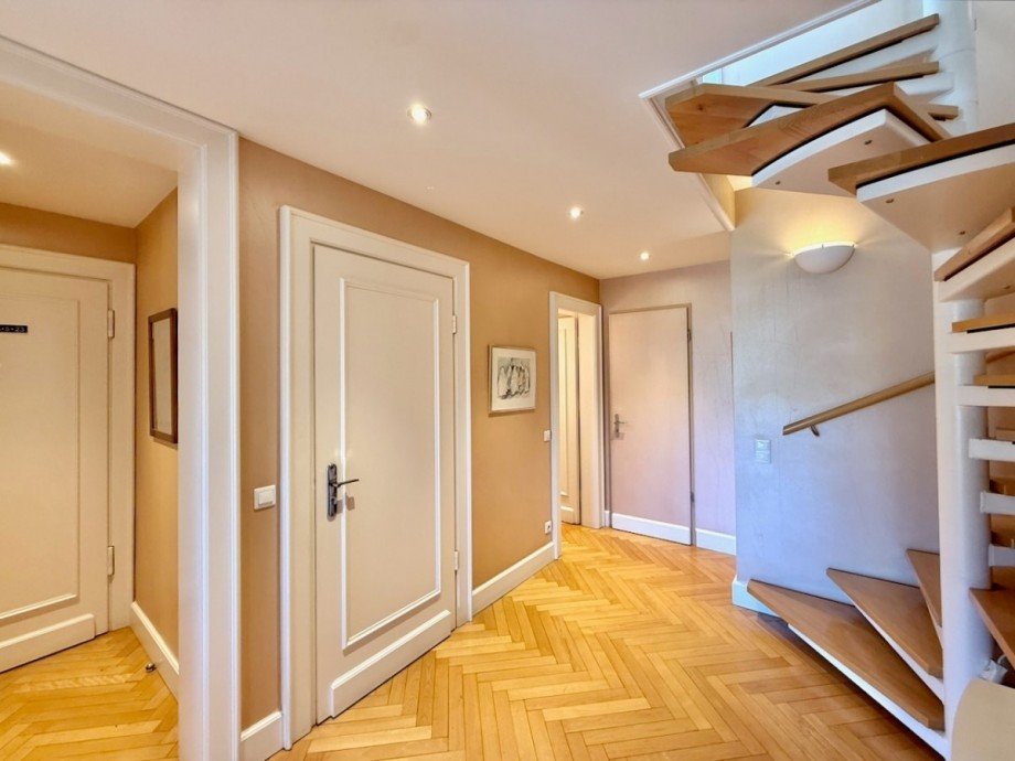 Diele mit Zugang zum Aufzug Wohnung D�sseldorf