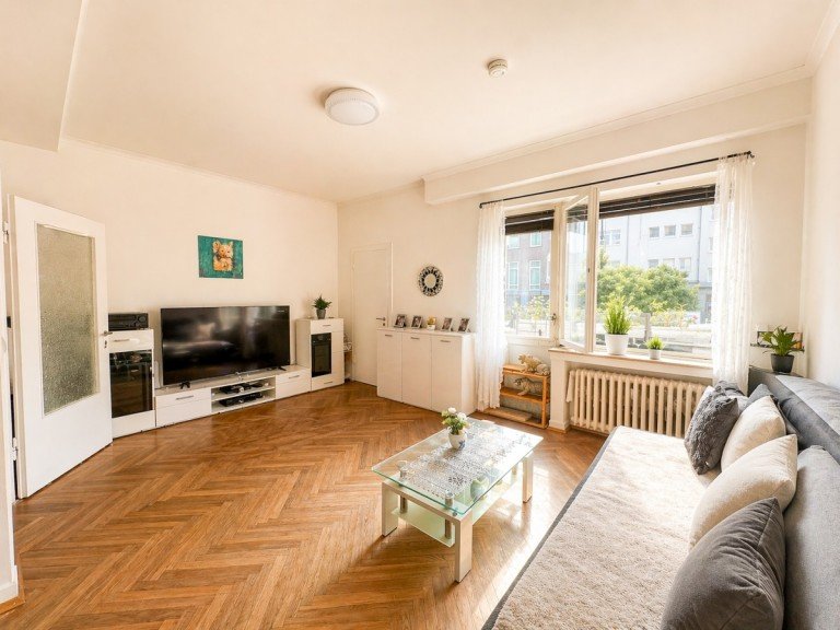 Wohnbereich mit Balkon und K�chennische D�sseldorf - D�sseldorf - D�sseltal Wohnung Kompakte Altbauwohnung im Hochparterre mit S�d-Balkon im herrlichen Zooviertel!