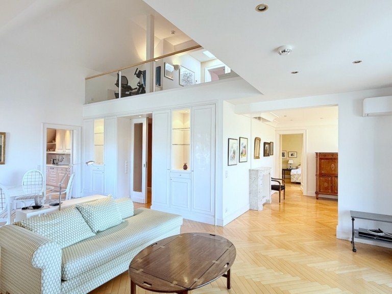 Wohnbereich mit Lauftraum D�sseldorf Maisonettewohnung Stilvolle Maisonettewohnung - S�d-Terrassen mit Panoramablick - Aufzug mit Wohnungszugang