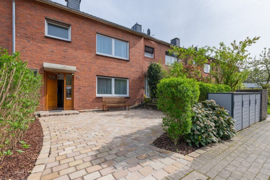 Vorderansicht / Parkm�glichkeit Reihenmittelhaus D�sseldorf