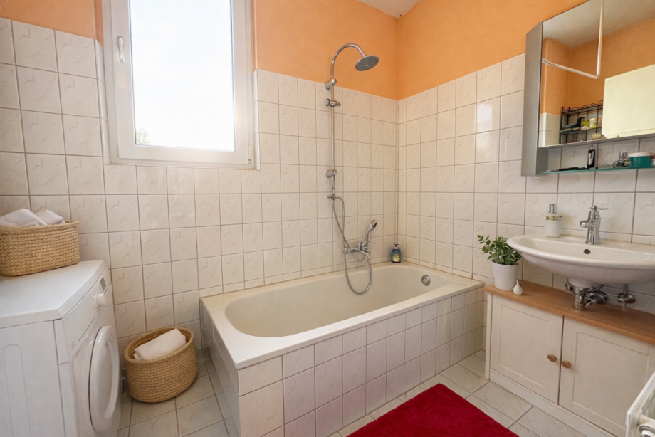 Wannenbad mit Waschmaschinen-Anschluss Etagenwohnung D�sseldorf