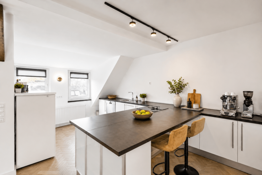 Offener Kubereich mit Theke Maisonettewohnung D�sseldorf
