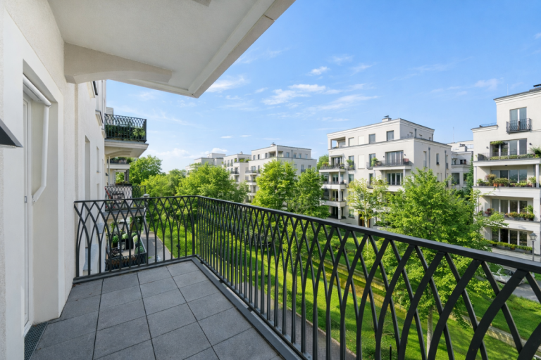 Balkonblick auf moderne Wohnungen und Ba D�sseldorf Maisonettewohnung Traumhafte Duplexwohnung in den exklusiven Heinrich-Heine-G�rten