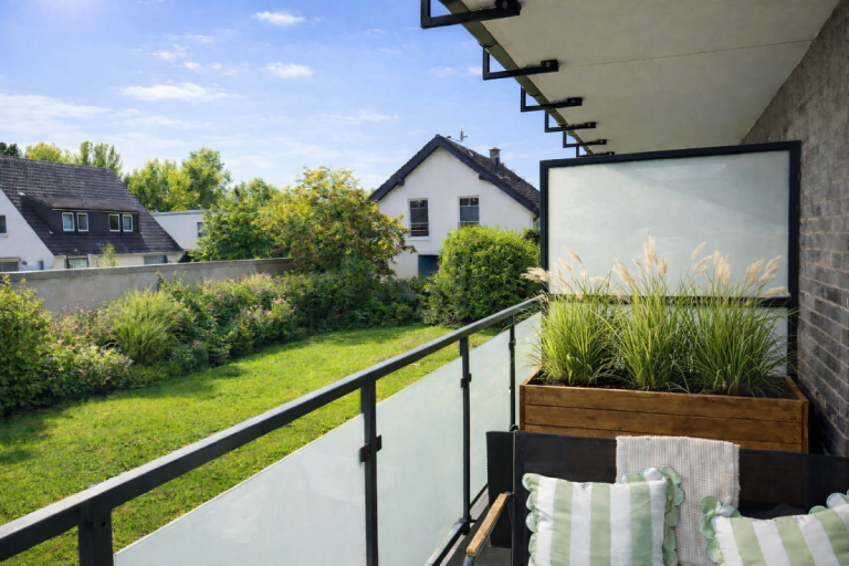 Balkon zum Gemeinschaftsgarten Meerbusch Maisonettewohnung Zuhause f�r die ganze Familie - gro�z�gige Maisonette mit S�dbalkon & Gartennutzung