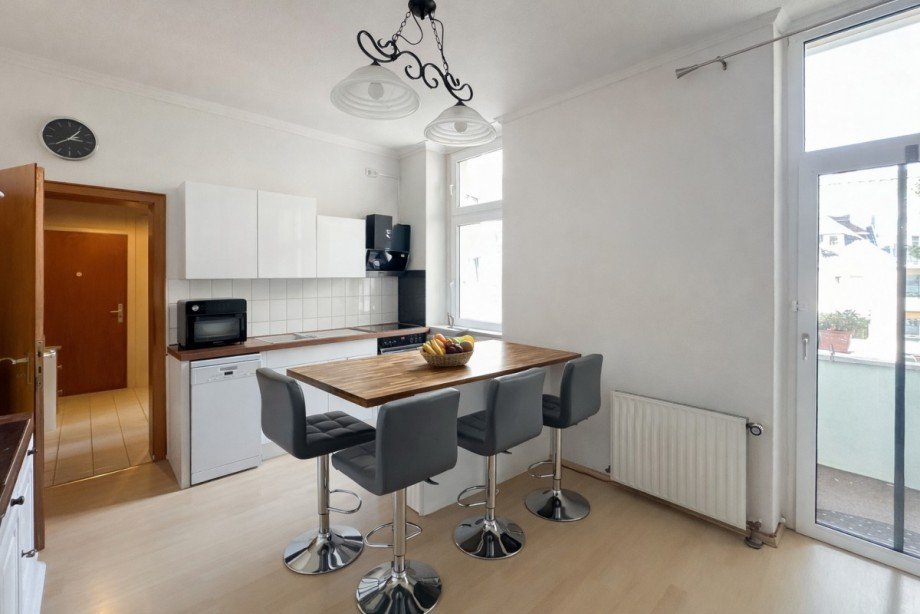K�chenbereich mit Theke und Zugang zum Balkon Etagenwohnung D�sseldorf