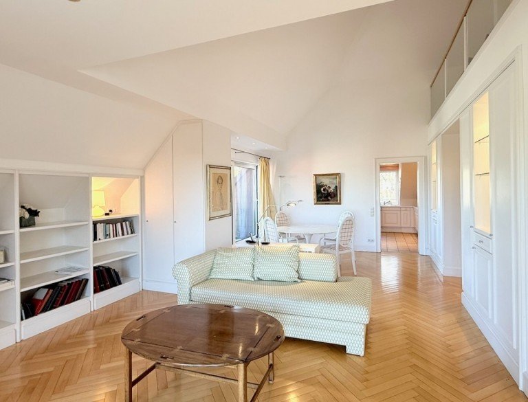 Wohn- & Esszimmer D�sseldorf Wohnung Blick �ber D�sseldorfs: Gro�z�gige Dachgeschosswohnung mit Aufzug, vier Balkonen & Stellplatz