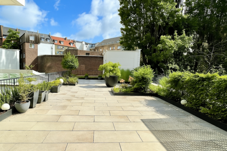 Sonnenterrasse D�sseldorf Etagenwohnung Exklusive Maisonette mit 100 m� Terrasse, Einbauk�che, Stellpl�tzen und Balkon nahe K�nigsallee