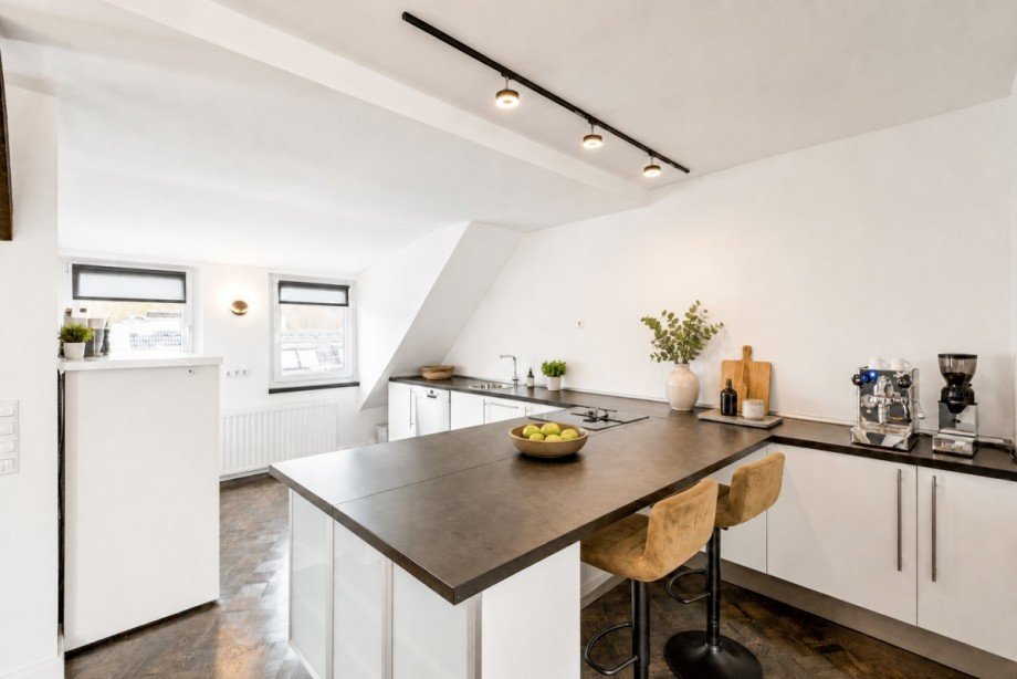 Offener Kubereich mit Theke Maisonettewohnung D�sseldorf