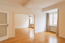 Hauptbild Carlstadt in Düsseldorf: Stilvolle Altbauwohnung mit Balkon - nachhaltig vermietet