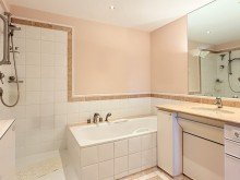 Masterbad Exklusive Dachgeschoss-Maisonette mit Aufzug, Kamin und traumhaftem Weitblick