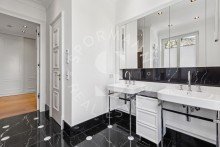 Badezimmer    Stockum: Exklusive Luxuswohnung auf park�hnlichem Grundst�ck